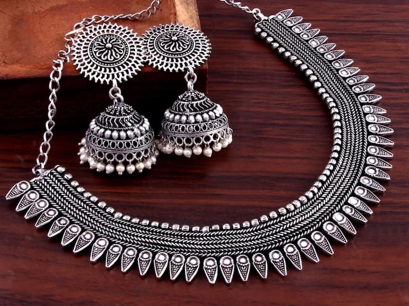 इनमें ईटीएफ में चांदी की होल्डिंग में गिरावट, कॉमेक्स फ्यूचर्स में निवेशकों की हिस्सेदारी में कमी और एक्सचेंज-ट्रेडेड फंड्स में वृद्धि शामिल थी. हालांकि, सिटी का मानना ​​है कि मजबूत अल्पकालिक गति और भौतिक बाजार की स्थिरता ने इन नकारात्मक कारकों को पछाड़ दिया.