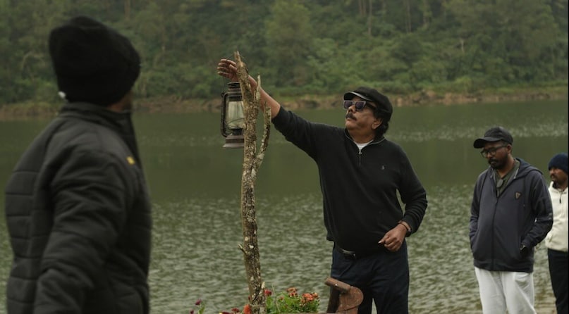 जब 'ओप्पम' का हिंदी रीमेक प्लान किया जा रहा था, प्रियदर्शन के दिमाग में अंधे किरदार के लिए सिर्फ एक ही चेहरा था. उन्हें लगता था कि वही एक्टर इस रोल में जरूरी गंभीरता और भावनाएं ला सकते हैं. लेकिन यह आइडिया आगे नहीं बढ़ पाया. वजह थी कि उस एक्टर ने पहले ही ऐसा किरदार निभाया था. जब 'ओप्पम' का हिंदी रीमेक प्लान किया जा रहा था, प्रियदर्शन के दिमाग में अंधे किरदार के लिए सिर्फ एक ही चेहरा था. उन्हें लगता था कि वही एक्टर इस रोल में जरूरी गंभीरता और भावनाएं ला सकते हैं. लेकिन यह आइडिया आगे नहीं बढ़ पाया. वजह थी कि उस एक्टर ने पहले ही ऐसा किरदार निभाया था.