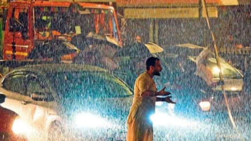 ये नाम अमिताभ बच्चन का था. प्रियदर्शन चाहते थे कि अमिताभ बच्चन हैवान में अंधे का रोल करें, लेकिन एक्टर पहले ही ब्लैक में ऐसा किरदार अदा कर चुके थे. प्रियदर्शन ने बताया कि वे इस रोल के लिए किसी और के बारे में सोच ही नहीं सकते थे. वो कहते हैं, ‘मैं सिर्फ बच्चन साहब को ही इस रोल में देख सकता था लेकिन यह प्लान आगे नहीं बढ़ पाया क्योंकि किरदार की हिस्ट्री पहले से ही ओवरलैप कर रही थी’. ये नाम अमिताभ बच्चन का था. प्रियदर्शन चाहते थे कि अमिताभ बच्चन हैवान में अंधे का रोल करें, लेकिन एक्टर पहले ही ब्लैक में ऐसा किरदार अदा कर चुके थे. प्रियदर्शन ने बताया कि वे इस रोल के लिए किसी और के बारे में सोच ही नहीं सकते थे. वो कहते हैं, ‘मैं सिर्फ बच्चन साहब को ही इस रोल में देख सकता था लेकिन यह प्लान आगे नहीं बढ़ पाया क्योंकि किरदार की हिस्ट्री पहले से ही ओवरलैप कर रही थी’.