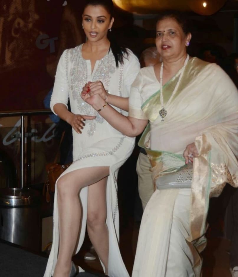 This picture dates back to 2015 when Aishwarya Rai Bachchan was busy promoting her movie Jazbaa. She was accompanied by her mother, Brindya Rai. The actress looked stunning in a white thigh-high-slit Kaaftan dress, while her mother complemented her in an off-white saree. 