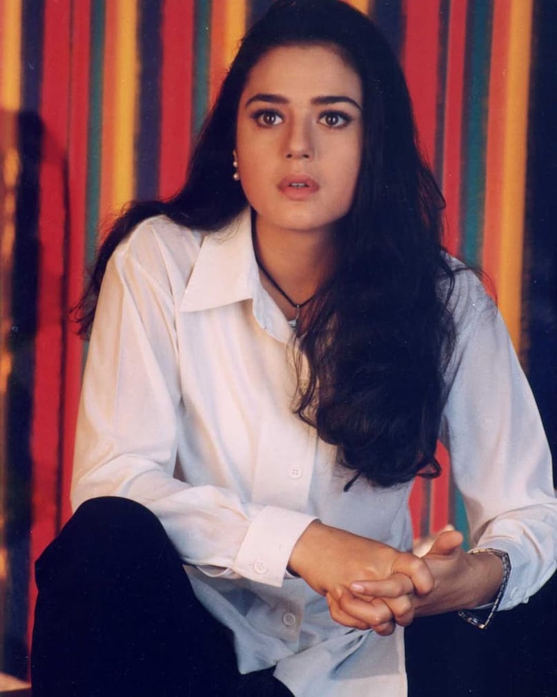 रीत ओबेरॉय – संघर्ष (1999): अपने सबसे इंटेंस किरदारों में से एक में प्रीति ने एक संवेदनशील लेकिन बहादुर सीबीआई अफसर का रोल निभाया, जो सीरियल किलर की तलाश में है. अशुतोष राणा के साथ उनके सीन आज भी हिंदी सिनेमा के सबसे डरावने सीन माने जाते हैं. रीत ओबेरॉय – संघर्ष (1999): अपने सबसे इंटेंस किरदारों में से एक में प्रीति ने एक संवेदनशील लेकिन बहादुर सीबीआई अफसर का रोल निभाया, जो सीरियल किलर की तलाश में है. अशुतोष राणा के साथ उनके सीन आज भी हिंदी सिनेमा के सबसे डरावने सीन माने जाते हैं.