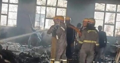 सैंडलरी फैक्ट्री में अचानक भीषण आग लग गई.