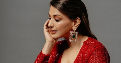 नई दिल्ली. जब भी खूबसूरती, सादगी और बेहतरीन टैलेंट की बात आती है, तो जेहन में सबसे पहला नाम सोनाली बेंद्रे का आता है. 90 के दशक में अपनी मुस्कान से करोड़ों दिलों पर राज करने वाली सोनाली आज भी उतनी ही ग्रेसफुल और सफल मानी जाती हैं. लेकिन क्या आप जानते हैं कि सोनाली को काफी खरी-खोटी सुननी पड़ी थी? जी हां, अपने शुरुआती दिनों में सोनाली को फिल्म के सेट्स पर एक्टिंग और डांस को लेकर खूब ताने सुनने मिलते थे.