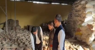 110 अधिकारियों और कर्मचारियों को नोटिस भेजा गया है.