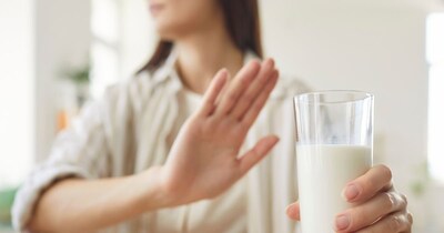 लैक्टोज इनटॉलरेंस वाले लोगों के लिए सोने से पहले दूध पीना बिल्कुल सही नहीं माना जाता. ऐसे लोगों का शरीर दूध में मौजूद लैक्टोज को ठीक से पचा नहीं पाता, जिससे पेट दर्द, दस्त, गैस और उल्टी जैसी समस्याएं हो सकती हैं. रात के समय ये लक्षण ज्यादा परेशान कर सकते हैं क्योंकि उस वक्त शरीर आराम की स्थिति में होता है. अगर दूध पीना जरूरी हो, तो लैक्टोज-फ्री दूध या प्लांट-बेस्ड विकल्प बेहतर हो सकते हैं.