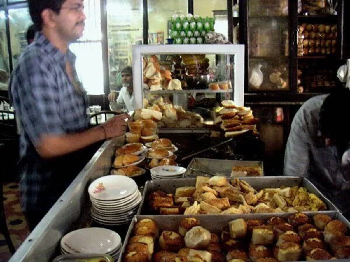 B Merwan and Co, Iconic Irani cafe Mumbai, Mava Cake Mumbai, Mumbai food history, Grant Road Irani Bakery, बी मेरवान कैफे, मुम्बई ईरानी कैफे, मावा केक रेसिपी, ग्रांट रोड बेकरी, मुम्बई का इतिहास