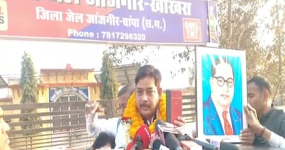 जेल से बाहर मीडिया से बात करते विधायक बालेश्वर साहू.