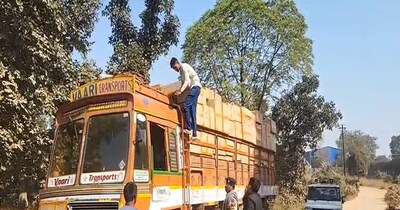 ट्रक में पटाखे भरे हुए हैं.