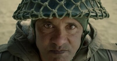 नई दिल्ली. सनी देओल की अपकमिंग फिल्म 'बॉर्डर 2' का हर किसी को बेसब्री से इंतजार है. इस फिल्म की रिलीज से पहले ही दर्शकों के बीच जबरदस्त क्रेज देखने को मिल रहा है. इसी बीच देशभक्ति से भरपूर भरी एक फिल्म ने चुपके से ओटीटी पर दस्तक दे दी है. इससे पहले कि 'बॉर्डर 2' सिनेमाघरों में आए और धमाका करे, यह नई फिल्म हमें सेना के इतिहास के एक ऐसे पन्ने पर ले जाती है, जिसके बारे में लोग कम जानतेनई दिल्ली. सनी देओल की अपकमिंग फिल्म 'बॉर्डर 2' का हर किसी को बेसब्री से इंतजार है. इस फिल्म की रिलीज से पहले ही दर्शकों के बीच जबरदस्त क्रेज देखने को मिल रहा है. इसी बीच देशभक्ति से भरपूर भरी एक फिल्म ने चुपके से ओटीटी पर दस्तक दे दी है. इससे पहले कि 'बॉर्डर 2' सिनेमाघरों में आए और धमाका करे, यह नई फिल्म हमें सेना के इतिहास के एक ऐसे पन्ने पर ले जाती है, जिसके बारे में लोग कम जानते हैं. उस मूवी का नाम है '120 बहादुर'.  हैं. उस मूवी का नाम है '120 बहादुर'. 