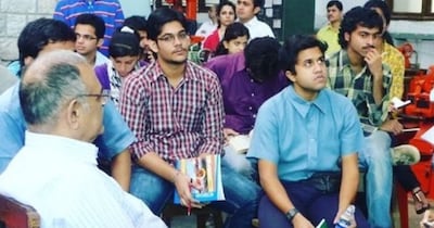 नई दिल्ली. माना जाता है कि सिनेमा की दुनिया में पहचान बनाने के लिए लीड रोल मिलना जरूरी है, क्योंकि मुख्य भूमिका ही एक्टर को असली शोहरत दिलाती है. हालांकि, ओमी वैद्य के मामले में यह बात गलत साबित हुई. उन्होंने अपनी फिल्म में तीन बड़े सुपरस्टार्स की मौजूदगी के बावजूद साइड रोल से ऐसी जबरदस्त छाप छोड़ी कि हर कोई उनका कायल हो गया. 