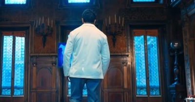 नई दिल्ली. ओटीटी की दुनिया में इन दिनों एक नई वेब सीरीज ने जबरदस्त तूफान मचाया है. महज 7 एपिसोड की इस सीरीज ने रिलीज होते ही पूरे देश में नंबर 1 पर ट्रेंड करना शुरू कर दिया है. इसकी कहानी इतनी दमदार है कि इसकी IMDb रेटिंग भी आसमान छू रही है. सस्पेंस और थ्रिलर से भरपूर इस शो ने दर्शकों को अपने सोफे से चिपकने पर मजबूर कर दिया है. हम जिस सीरीज की बात कर रहे हैं उसका नाम है 'तस्करी: द स्मगलर्स वेब'.