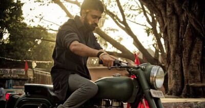 नई दिल्ली. बॉलीवुड के चॉकलेटी बॉय इमरान खान की आधिकारिक तौर पर वापसी हो गई है. लंबे समय तक एक्टिंग से दूर रहने के बाद वह फिल्म 'हैप्पी पटेल: खतरनाक जासूस' के साथ बड़े पर्दे पर लौट रहे हैं. एक समय था जब 'जाने तू या जाने ना' और 'डेली बेली' जैसी फिल्मों के साथ इमरान यूथ के बीच काफी पॉपुलर थे, लेकिन 2015 के बाद उन्होंने लाइमलाइट से दूरी बना ली थी. 