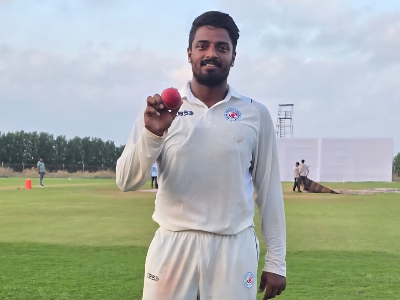 बिहार के तेज गेंदबाज शाबीर बशीर खान ने  विजय हजारे ट्रॉफी में तहलका मचा दिया है. उन्होंने फाइनल मुकाबले में मणिपुर के खिलाफ उन्होंने घातक गेंदबाजी करते हुए 7 विकेट लिए. इस दौरान उन्होंने शानदार गेंदबाजी करते हुए हैट्रिक भी ली.
