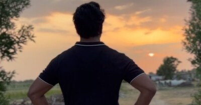 नई दिल्ली. ग्वालियर में जन्मे शरद केलकर बॉलीवुड के उन चुनिंदा सितारों में से हैं, जो अपनी वर्सेटिलिटी के लिए जाने जाते हैं. मार्केटिंग में एमबीए करने के बाद उन्होंने फिटनेस ट्रेनर और मॉडल के रूप में करियर शुरू किया था. उनकी शानदार कद-काठी और दमदार आवाज ने उन्हें शुरू से ही एक अलग पहचान दिलाई. आज वह न केवल एक बेहतरीन एक्टर हैं, बल्कि अपनी जादुई आवा और अभिनय के दम पर इंडस्ट्री में अपनी खास जगह बना चुके हैं. 