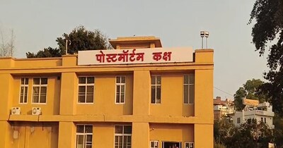 पुलिस ने तीनों शवों को पोस्टमार्टम के लिए भिजवाया.