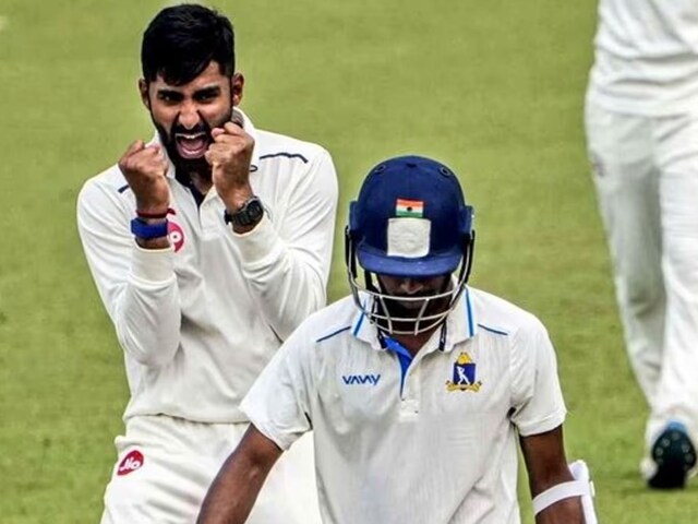 এমন রান আউট দেখা যেত না! অভিমন্যু ইশ্বরনকে জল খেতে ফিরতে হয়েছিল