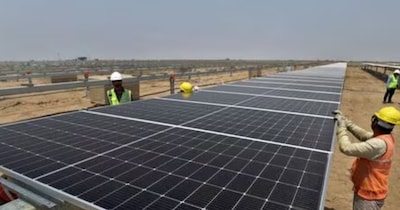 अडानी ग्रीन का मुनाफा 99 फीसदी तक गिरा है. (Image:Reuters) 