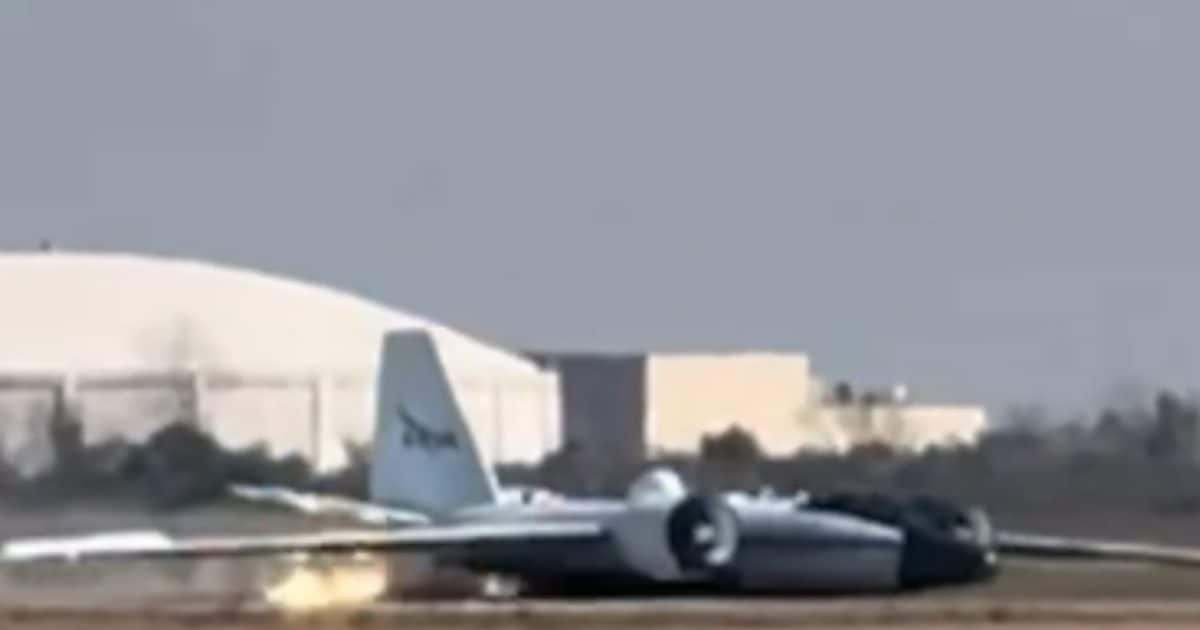 NASA के रिसर्च प्‍लेन के अटके लैंडिंग गियर, ह्यूस्टन एयरपोर्ट पर हुई इमरजेंसी ‘बेली लैंडिंग’, लगी आग