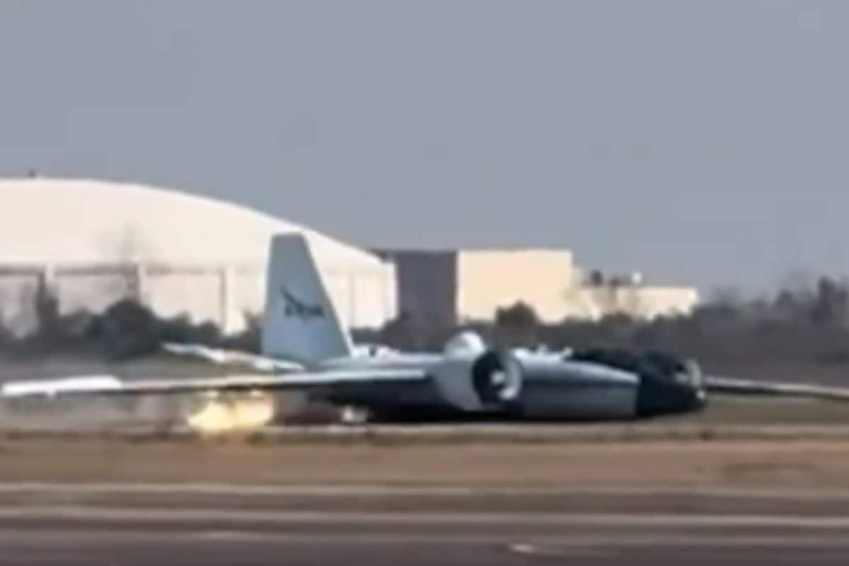 NASA के रिसर्च प्‍लेन के अटके लैंडिंग गियर ह्यूस्टन एयरपोर्ट पर हुई इमरजेंसी ‘बेली लैंडिंग’ लगी आग