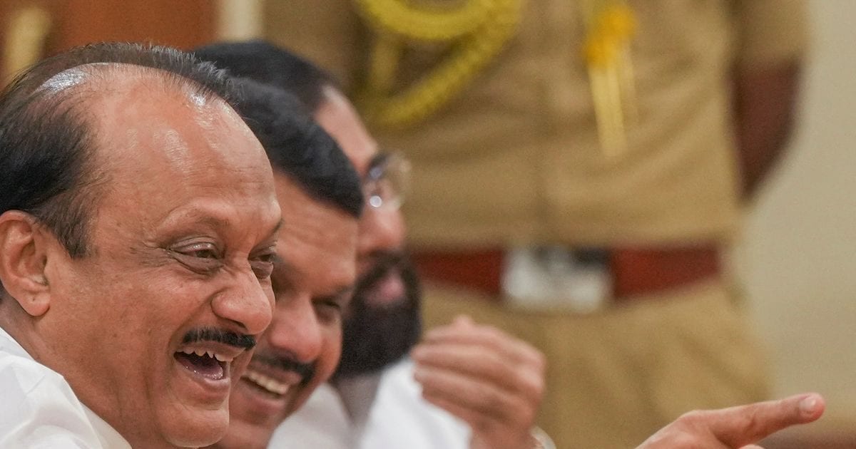 'पांडुरंगा-पांडुरंगा' रट रहे थे अजित पवार और मुस्कुरा रहे थे फडणवीस, गढ़चिरौली वाली वो कहानी आज फिर याद आ गई!