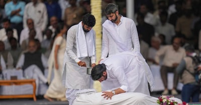 अजित पवार के दोनों बेटे अंतिम क्रिया करते हुए.