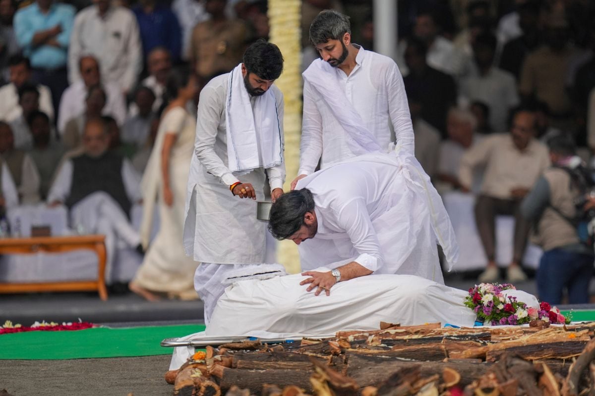 पैरों पर गिर पड़ा गले लगाया अजित पवार की अंतिम विदाई के वक्त ये क्या हुआ भर आईं सबकी आंखें