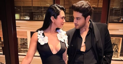 नई दिल्ली. बिग बॉस 19 के विनर और पॉपुलर टीवी एक्टर गौरव खन्ना की पत्नी आकांक्षा चमोला इन दिनों चर्चाओं में हैं. हाल ही में अपने सोशल मीडिया अकाउंट पर उन्होंने एक पोस्ट किया, जिसके बाद वह सुर्खियों में छा गए. लोगों ने कयास लगानी शुरु कर दी कि गौरव खन्ना और आकांक्षा के बीच सबकुछ ठीक नहीं है. कुछ लोगों ने तो यहां तक कहा कि एक्ट्रेस अपनी पति का सफलता से जल रही है. अब इन सारे रूमर्स के बीच आकांक्षा चमोला ने खुद चुप्पी तोड़ी है और सच्चाई से पर्दा उठाया है.