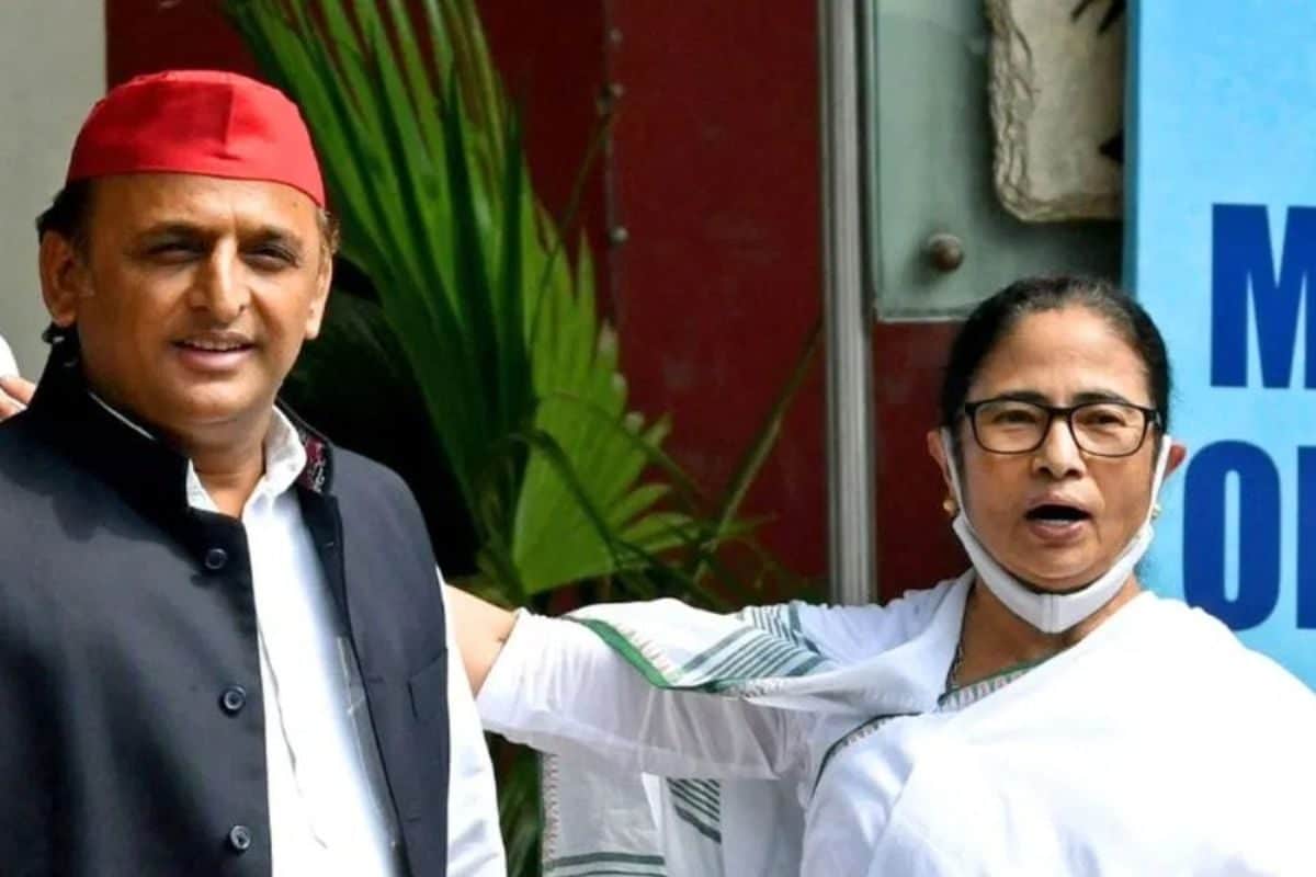 बंगाल में SIR पर जारी बवाल अखिलेश यादव क्यों पहुंचे कोलकाता ममता से मुलाकात के सियासी मायने