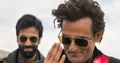 नई दिल्ली. अक्षय खन्ना इन दिनों फिल्म 'धुरंधर' को लेकर सुर्खियों में हैं. फिल्म को रिलीज हुए 35 दिन हो गए हैं और कमाई अभी भी चालू है. अक्षय खन्ना की ये फिल्म वर्ल्डवाइड 1227 करोड़ रुपये के करीब जा चुकी है. अक्षय खन्ना फिल्म में 'रहमान डकैत' का रोल प्ले कर रहे हैं. क्या आप जानते हैं कि 50 की उम्र में भी दमदार स्क्रीन प्रेजेंस, चुस्त-दुरुस्त फिटनेस और खतरनाक किरदारों में जान फूंक देने वाले अक्षय खन्ना की लाइफस्टाइल किसी फिटनेस ट्रेंड से कम नहीं है. एक्शन-थ्रिलर फिल्म 'धुरंधर' में उनके इंटेंस अवतार ने दर्शकों को चौंकाया, लेकिन पर्दे के पीछे उनकी जिंदगी बेहद सादी, अनुशासित और नियमों से बंधी हुई है. न महंगे डाइट प्लान, न जिम में घंटों पसीना बहाने की बातें, बल्कि कुछ बेहद साधारण आदतें ही उनकी फिटनेस की असली वजह हैं.