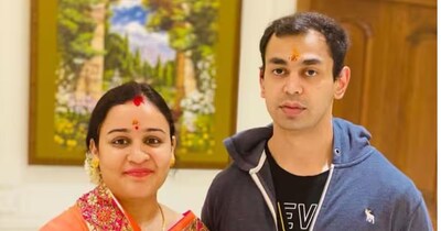 मुलायम सिंह यादव के बेटे प्रतीक यादव ने अपनी पत्नी अपर्णा यादव को तलाक देने का ऐलान किया है.