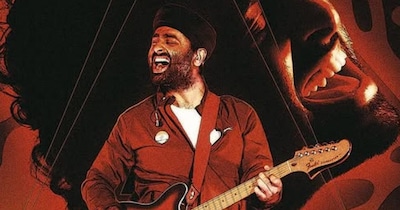 अरिजीत सिंह 'फेम गुरुकुल' शो नहीं जीत पाए, लेकिन फिल्ममेकर संजय लीला भंसाली ने उनकी प्रतिभा जल्दी पहचान ली. इसके बाद कई सालों की मेहनत- मुंबई में किराए के घरों में रहना, म्यूजिक प्रोग्रामर के तौर पर काम करना, अपना स्टूडियो सेटअप करना, और शंकर-एहसान-लॉय, विशाल-शेखर, मिथुन और प्रीतम जैसे कंपोजर्स के साथ पर्दे के पीछे किया. (फोटो साभारः इंस्टाग्राम @arijitsingh)