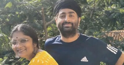 जब अरिजीत सिंह के गाने हिट होने लगे और वह चार्टबस्टर बन गए, तब उन्होंने बस सेटल होने के बारे में सोचा. यह भी खास बात है कि अरिजीत ने कभी अपनी निजी जिंदगी के बारे में बात नहीं की.  अरिजीत सिंह ने अपनी पहली शादी में जल्दबाजी करने की गलती से सीखा.  (फोटो साभारः फेसबुक @Arijitsinghfanbase)