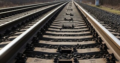 बलिया में ट्रेन पलटाने की साजिश की गई है.. 