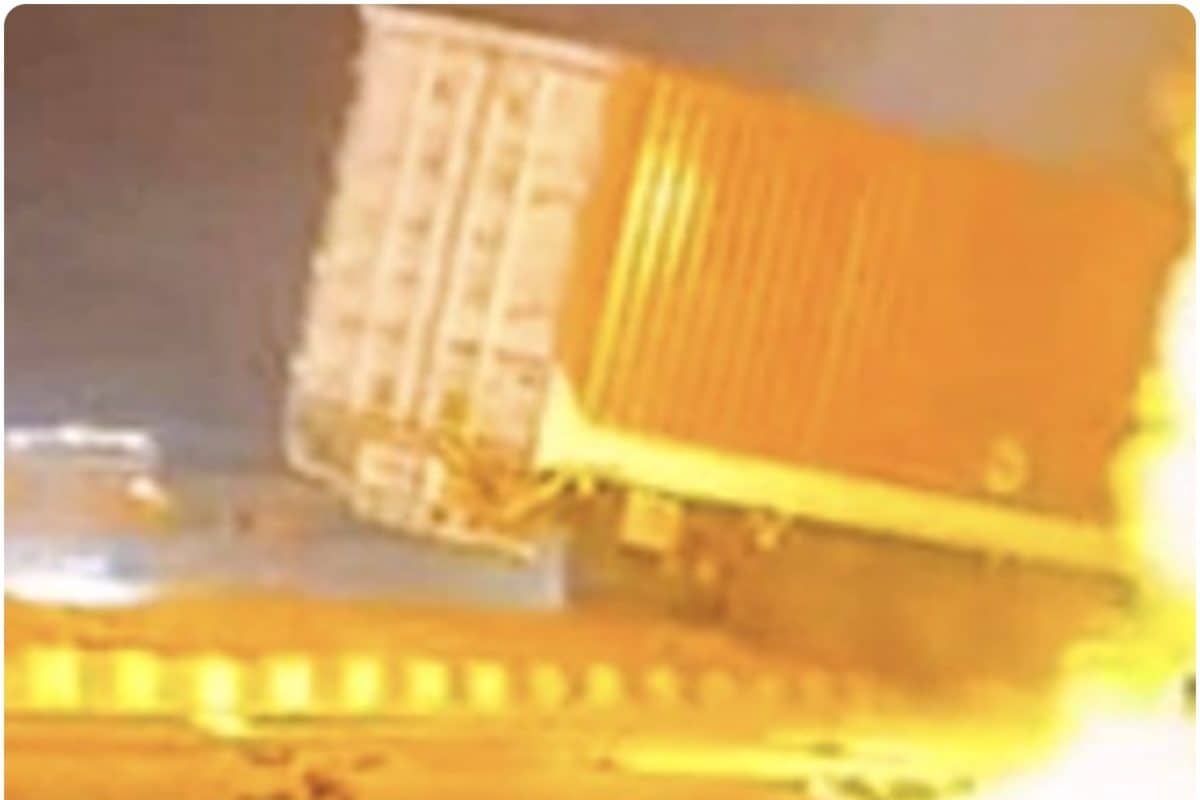 गुजरात में सड़क हादसा: तेज रफ्तार ट्रक की टक्कर से चकनाचूर होकर पलट गई कार एक महिला समेत 6 लोगों की मौत