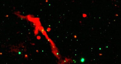 J1007+3540 की यह LOFAR DR2 इमेज, जिसे Pan-STARRS की ऑप्टिकल इमेज पर सुपरइम्पोज किया गया है, एक कॉम्पैक्ट, चमकदार अंदरूनी जेट दिखाती है. यह जेट विशाल रेडियो गैलेक्सी के केंद्र में एक 'सोए हुए' सुपरमैसिव ब्लैक होल के फिर से जागने का संकेत देता है. (Image : LOFAR/Pan-STARRS/S. Kumari et al.)