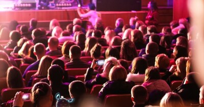 नई दिल्ली. बॉलीवुड के इतिहास में एक ऐसी अनोखी फिल्म बनी, जिसने हर पारंपरिक फॉर्मूले को तोड़ दिया. महज 28 दिनों में शूटिंग पूरी करने वाली और केवल 10 लाख रुपये के सीमित बजट में बनी यह फिल्म एक चमत्कार से कम नहीं थी. इसके सभी गाने भी रिकॉर्डिंग के लिए सिर्फ 3 दिन ही लगे. फिल्म में उस दौर के दो जाने-माने चेहरे फिल्म में लीड रोल में थे और बॉलीवुड के बड़े नाम इस फिल्म का निर्माण किया था. लेकिन हैरानी की बात यह रही कि दर्शकों के दिलों पर जो कलाकार छा गया, वह कोई इंसान नहीं, बल्कि एक जानवर था. पर्दे पर उसकी भावनाएं, वफादारी और बुद्धिमत्ता ने सबका ध्यान खींच लिया. एक ऐसा चार पैरों वाला सितारा, जिसने न सिर्फ कहानी को आगे बढ़ाया, बल्कि फिल्म के सबसे यादगार और मार्मिक पलों का केंद्र भी बना. यह कहानी है एक ऐसे अनोखे हीरो की, जिसने साबित कर दिया कि स्टारडम सिर्फ इंसानों की मोहताज नहीं होती. 