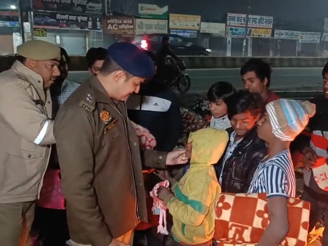 ठिठुरती रात में कूड़ा बीनने वाले मासूम की हिम्मत ने जीत लिया IPS का दिल ठिठुरती रात में कूड़ा बीनने वाले मासूम की हिम्मत ने जीत लिया IPS का दिल