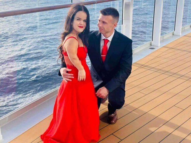 बौनी महिला को 2 फीट लंबे आदमी से हुआ प्यार, लेकिन नहीं चाहती बच्चे पैदा करना!