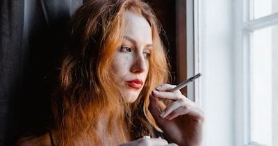 ज्यादा सिगरेट पीने से होंठ काले हो सकते हैं.