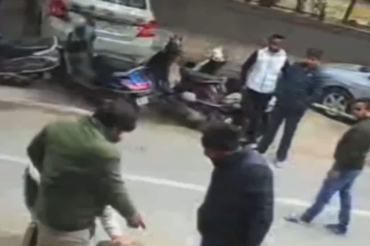 बाप-बेटे को नंगा कर पीटने वाले कहां हैं दिल्ली पुलिस का एक्शन कितना असरदार