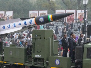 दिल्ली में बीच बारिश में सेना फुल-ड्रेस रिहर्शल कर रही है. (पीटीआई)