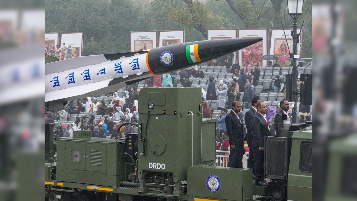 'शक्तिबाण, रणध्वज, बाज ड्रोन और हाइपरसोनिक मिसाइल', दिल्ली में बरसता पानी, उसी के बीच आग उगल रही सेना