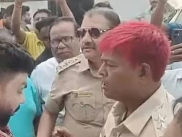 DSP ने कराया बालों का रंग लाल तो हिला महकमा, महिला कर्मचारी खड़ी हो गई साथ!