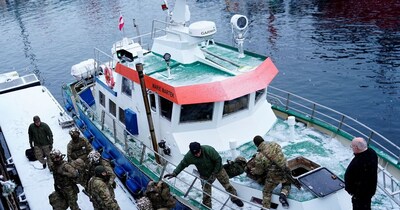 डेनमार्क के सैन‍िक रव‍िवार को भी ग्रीनलैंड में उतरे. (Reuters)