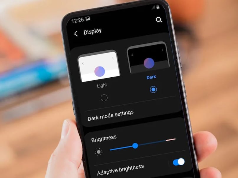 আজকাল, প্রায় প্রতিটি স্মার্টফোনেই ডার্ক মোড আসে এবং বিপুল সংখ্যক ব্যবহারকারী এটি চালু রাখে। তারা মনে করেন এতে ব্যাটারি বাঁচবে এবং চোখের উপর চাপ কমবে। প্রথম নজরে, একটি অন্ধকার পর্দা চোখের জন্য শিথিল কারণ উজ্জ্বল আলো ঝাপসা নয়।