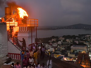 पहाड़ी पर जलता रहेगा दीप- मद्रास हाईकोर्ट बेंच. 