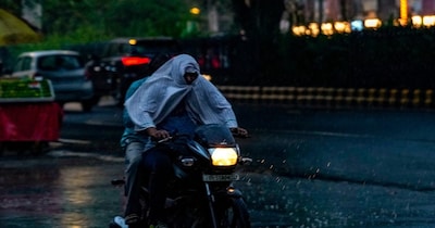 दिल्ली और उससे सटे नोएडा में बारिश की फुहारों ने ठंड को बढ़ा दिया है.