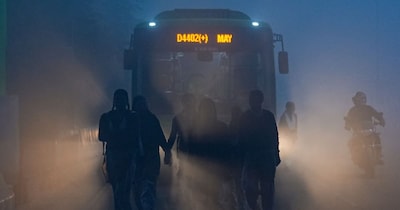 दिल्ली दिल्ली में जहरीला स्मॉग, एक्यूआई 437 पर खतरे का अलर्टमें जहरीला स्मॉग, एक्यूआई 437 पर खतरे का अलर्ट