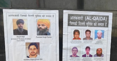 दिल्ली पुलिस ने रेलवे स्टेशनों, बस अड्डों और भीड़भाड़ वाले इलाकों में वांटेड आतंकियों के पोस्टर चस्पा किए हैं.