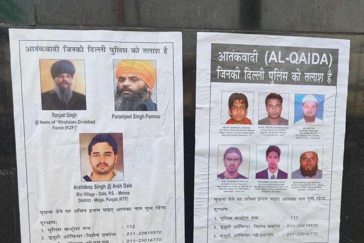 गणतंत्र दिवस पर ये कैसा खतरा रेलवे स्टेशन बस स्टैंड बाजार में लगाए वांटेड आतंकियों के पोस्टर हाई अलर्ट पर पुलिस